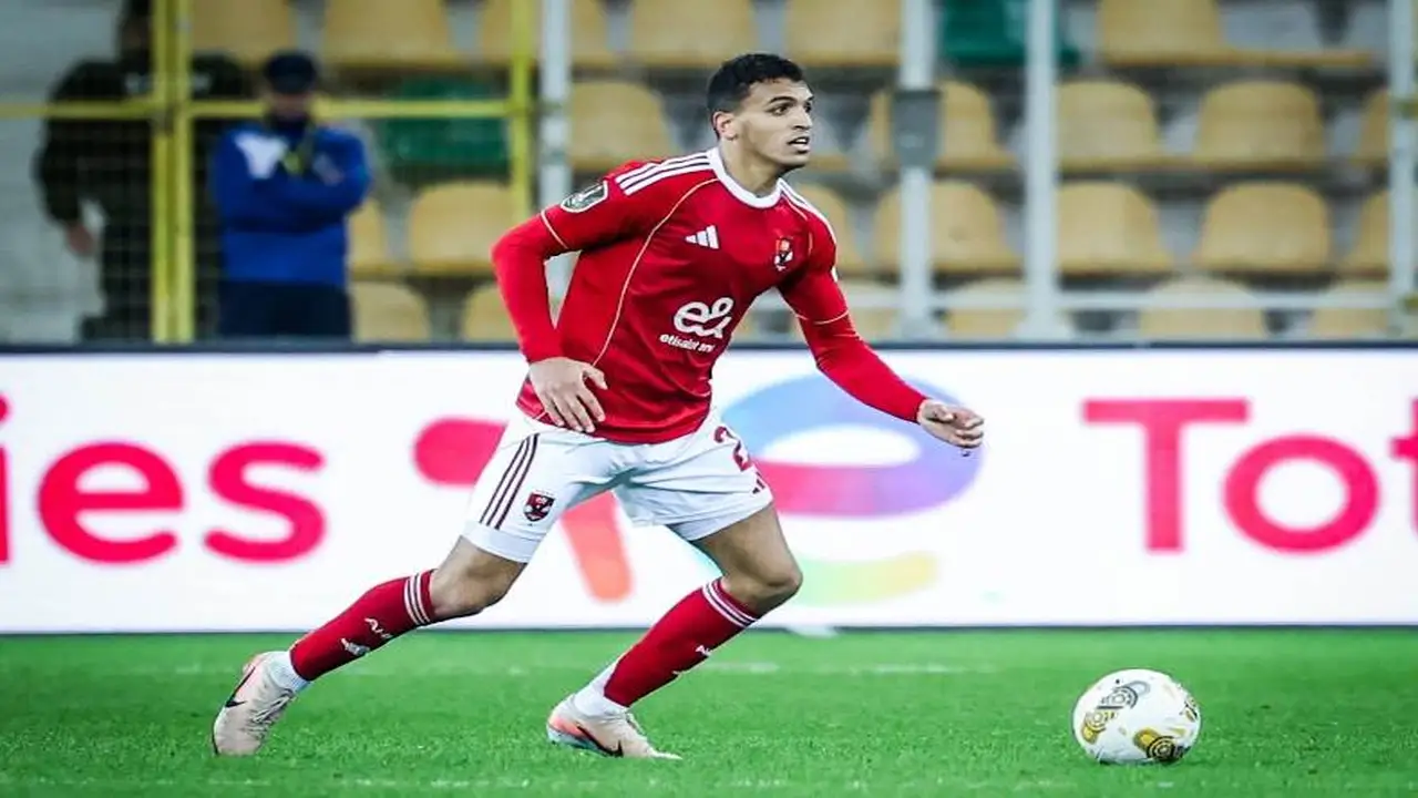 ياسين مرعي يتعرض للطرد في مباراة الأهلي والمصري بالدوري